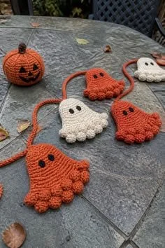 22 Niedliche Halloween-Häkelideen mit Geistergirlanden