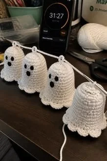 22 süße Halloween-Häkelideen mit Gespenstergirlanden