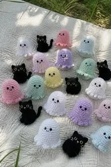 23 Adorable Halloween Amigurumi Ideen mit Geistern und schwarzen Katzen