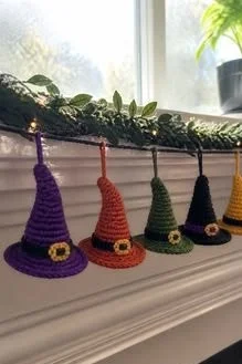 24 Gemütliche Halloween-Häkeldeko-Ideen Rund um Kamin-Girlanden