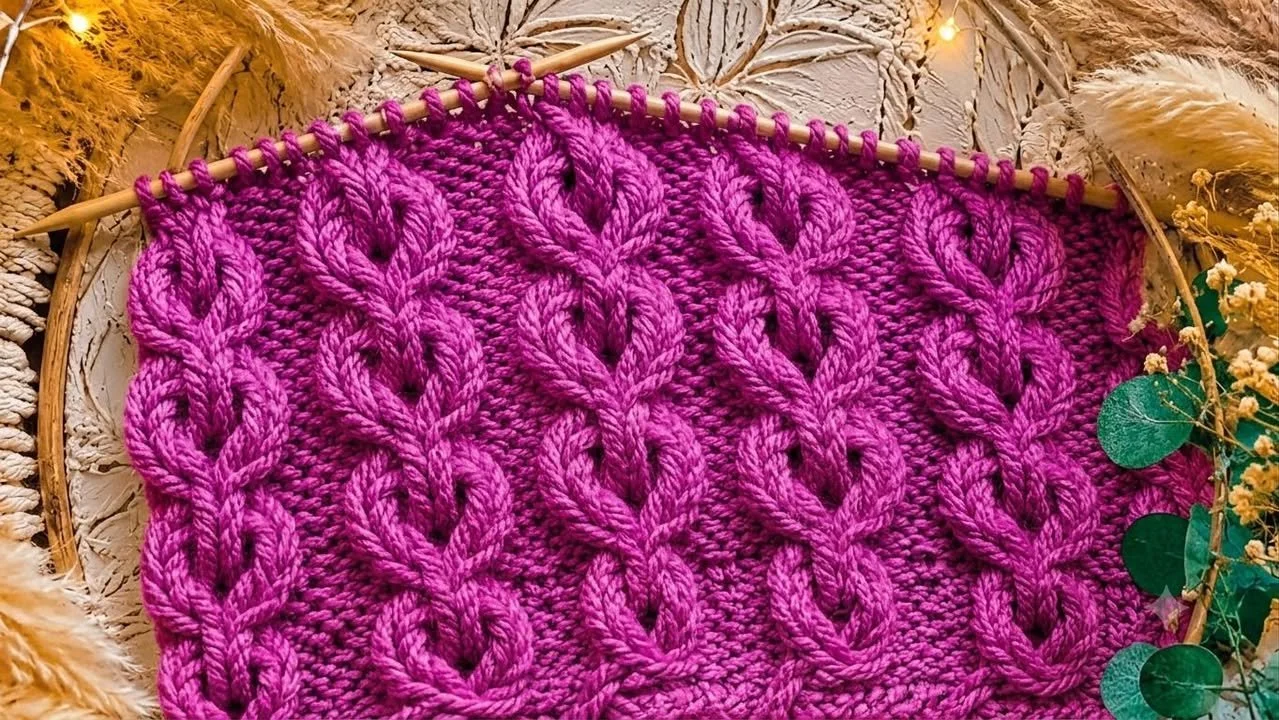 Alle Strickerinnen aufgepasst! 🧶 Das sich kreuzende Herzmuster ist so dick und kuschelig! Was würdest du mit diesem plüschigen magentafarbenen Stück stricken: einen auffälligen Winterpullover, einen dicken Schal oder eine gemütliche Decke?