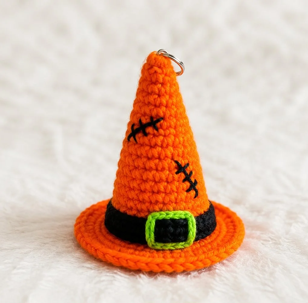Anfänger-Häkelmuster für einen Hexenhut zur Halloween-Dekoration