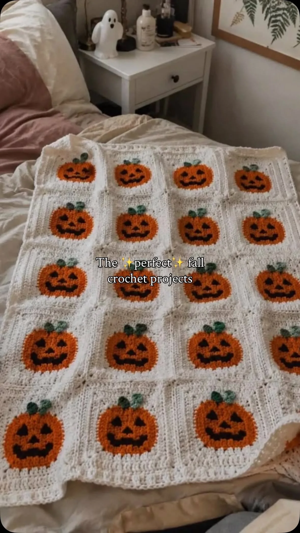 Die ✨perfekten✨ Häkelprojekte für den Herbst, die ich gepinnt habe. Ich wünschte, ich könnte die Creator finden, aber ich konnte sie nicht finden 🔗 Ich… | Einfach gehäkelte Halloween-Decke, Kostenlose Häkelanleitungen für Herbstbabydecken, Halloween-Häkeldecken.