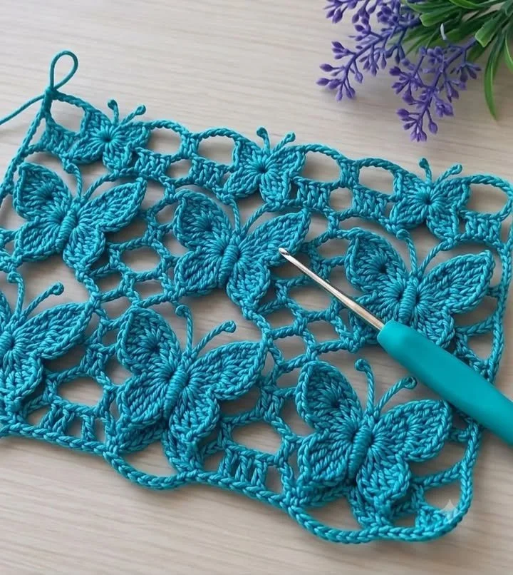 🦋🩵 DIESSEN SCHMETTERLINGSSTICH IST ABSOLUT MAGISCH! Sieh dir an, wie diese 3D-Schmetterlinge direkt aus dem Spitzengeflecht flattern! 😍 Möchtest du das kostenlose Muster und das Schritt-für-Schritt-Video-Tutorial?