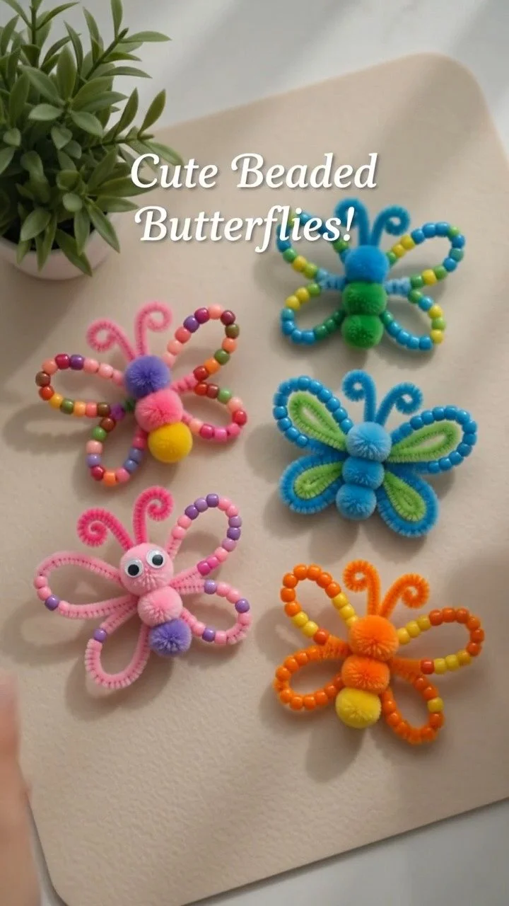 Dreh bunte Pfeifenreiniger zu adorablen Schmetterlingsformen für ein einfaches Bastelprojekt, das voller Persönlichkeit und Farbe ist.