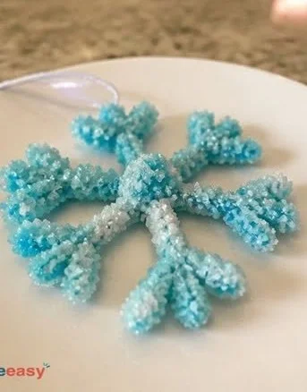 Einfach, wie man ein Kristall-Schneeflocken-Ornament zu Hause macht ❤️