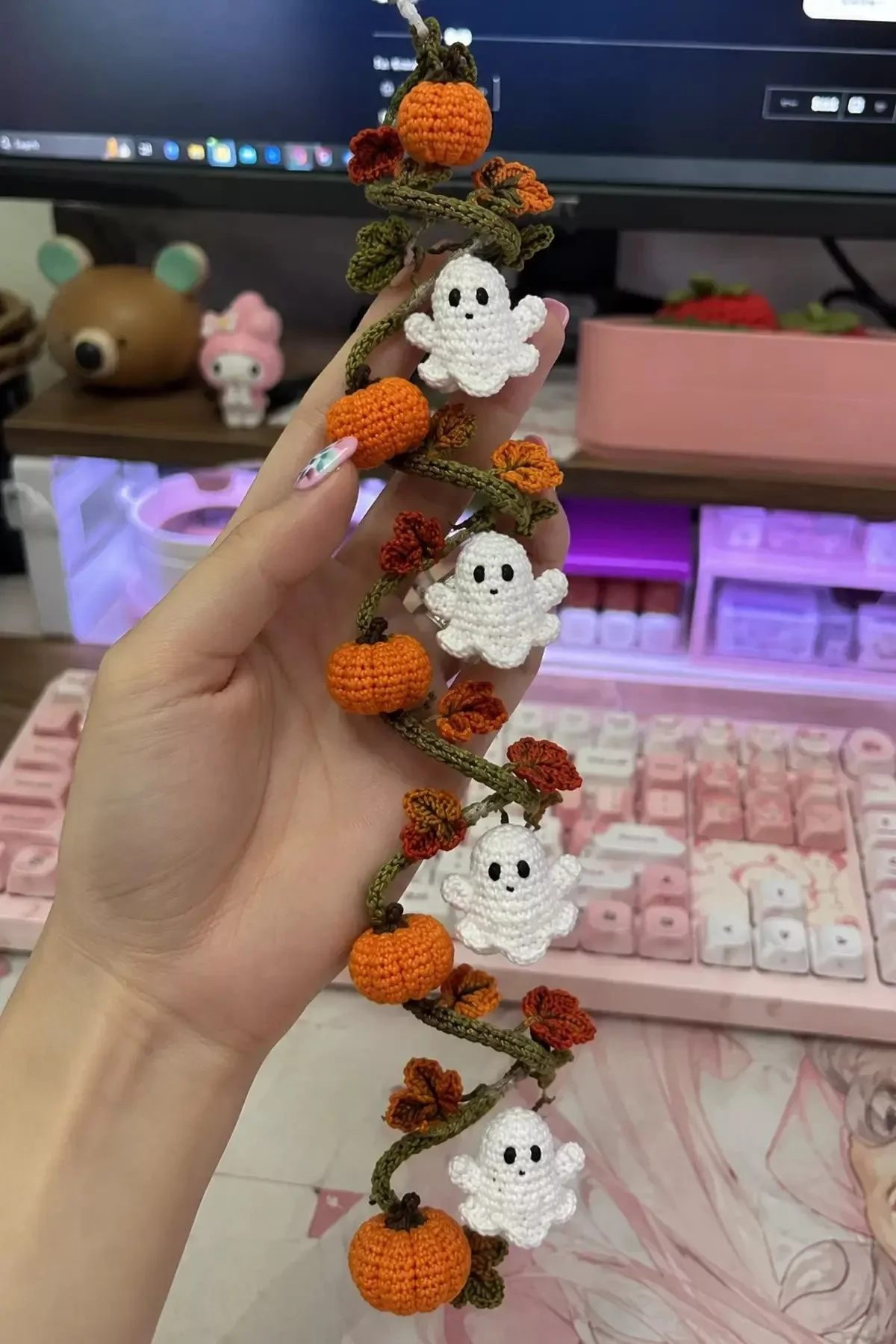 Gemütliche Herbstspiral-Halloween-Girlande mit Geistern und kleinen Kürbismotiven | Musterbesessenheit