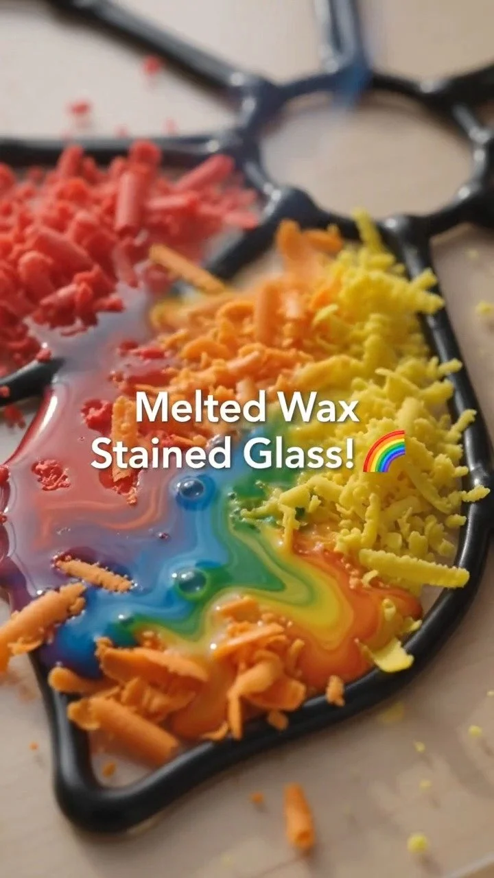 Geschmolzene Buntstifte kreieren einen bunten Blumen-Sonnenfänger mit einem gefärbten Glas-Effekt, der im Sonnenlicht leuchtet. #CrayonFlower #StainedGlassCraft #DIYArt #CreativeCrafts