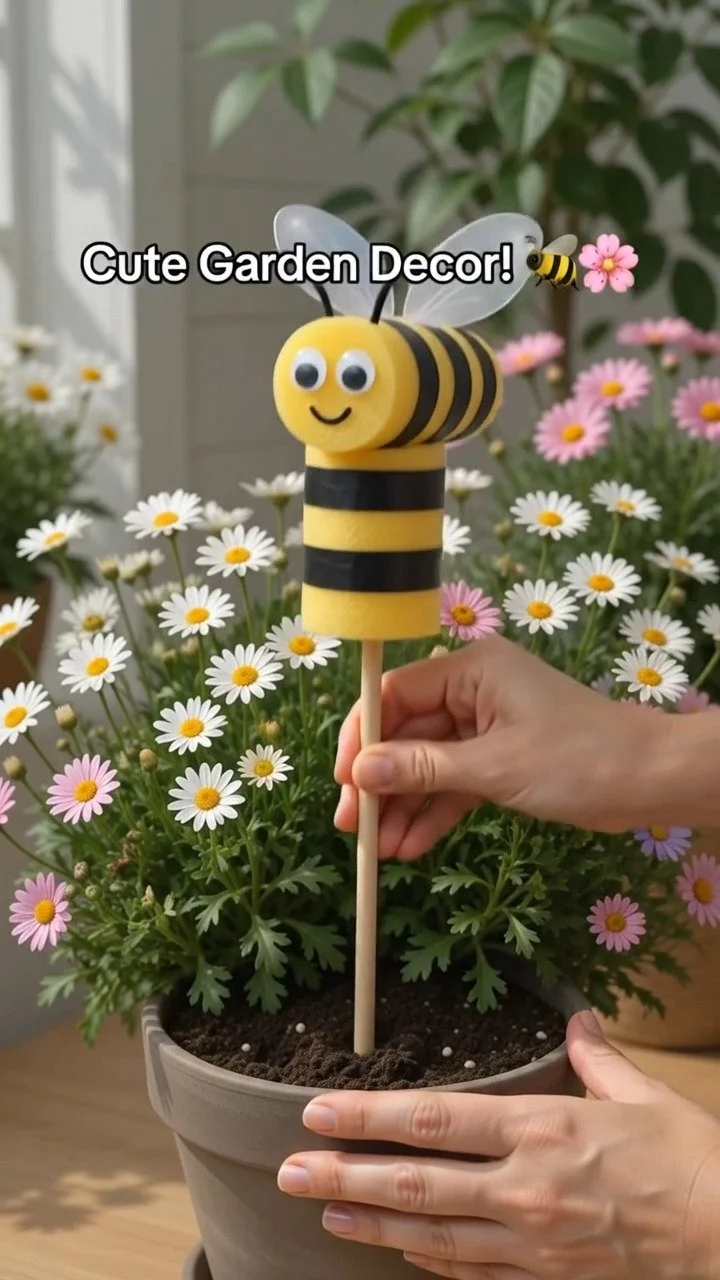Helle Poolnudeln verwandeln sich in verspielte Bumblebee-Gartenstecker, die Farbe und Persönlichkeit zu Blumenbeeten oder Pflanzgefäßen hinzufügen. Perfekt für deinen nächsten Basteltag.