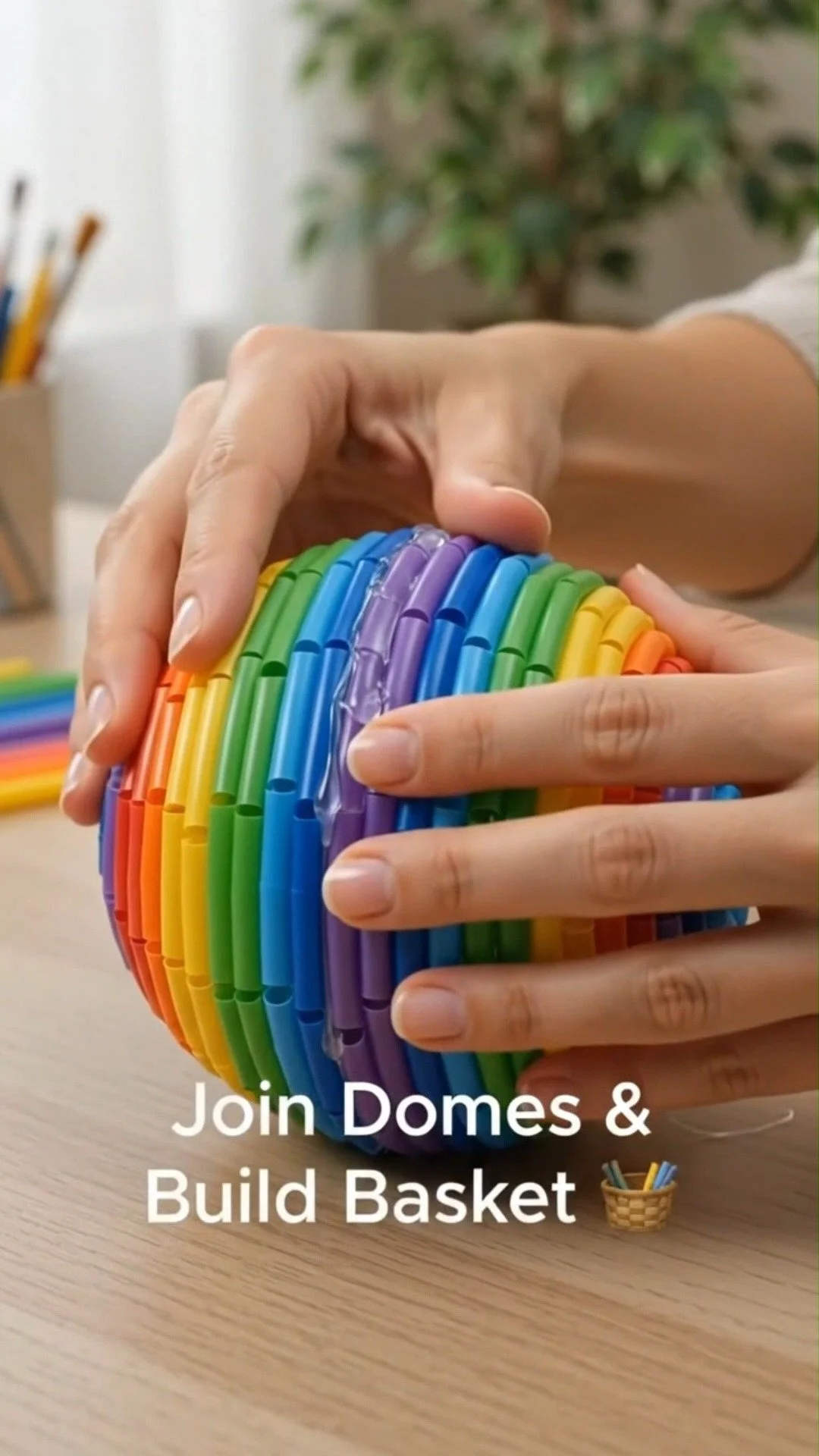 Helle Trinkhalme vereinen sich zu einem fröhlichen Regenbogen-Heißluftballon, der perfekt zur Dekoration eines Spielzimmers oder Klassenzimmers geeignet ist. Ein lustiges Projekt, das du an diesem Wochenende ausprobieren kannst.