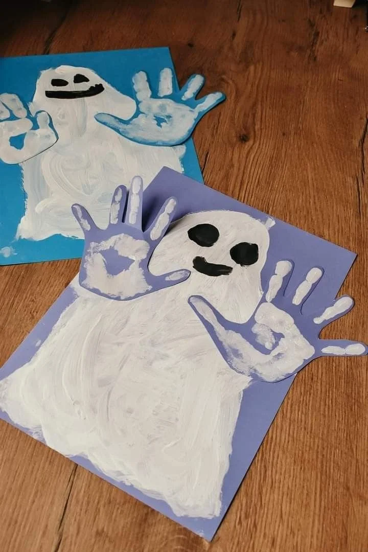 HK - Schaut euch diese adorablen Gespensterbasteleien an, die wir heute gemacht haben! Perfekt, um in die gruselige Jahreszeit zu kommen. So viel Spaß… | Zuckerkorngespenster und Gespensterbasteleien für Kleinkinder, Gespenstermalerei für Kleinkinder, Gespenstermalerei für Säuglinge.