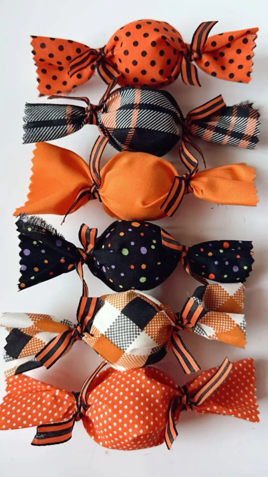 Kleine Stoffbonbons | Halloween-Bonbons aus Stoff, Kostenloses Schnittmuster für Stoffbonbons, Halloween-Bastelideen mit Stoff
