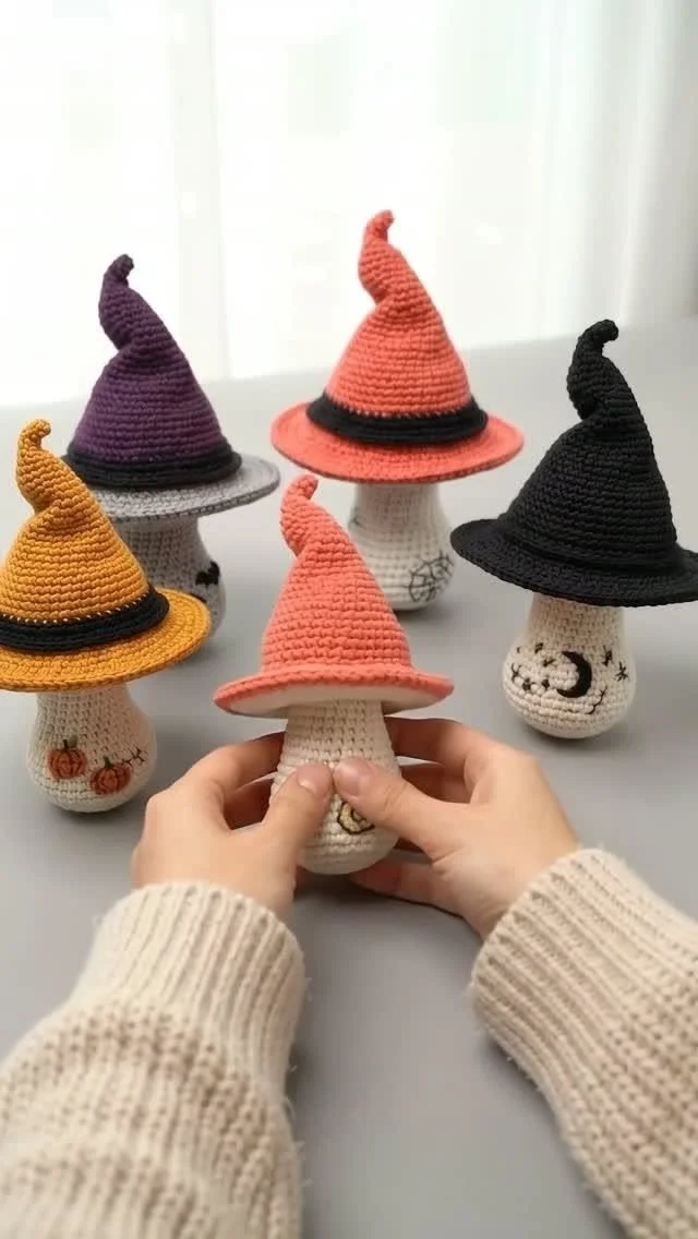Kostenlose Häkelmuster für Hexen [Video] | Kostenloses Häkelmuster für kleine Hexenhüte, Mini gehäkelte Hexenmuster, Häkel es.