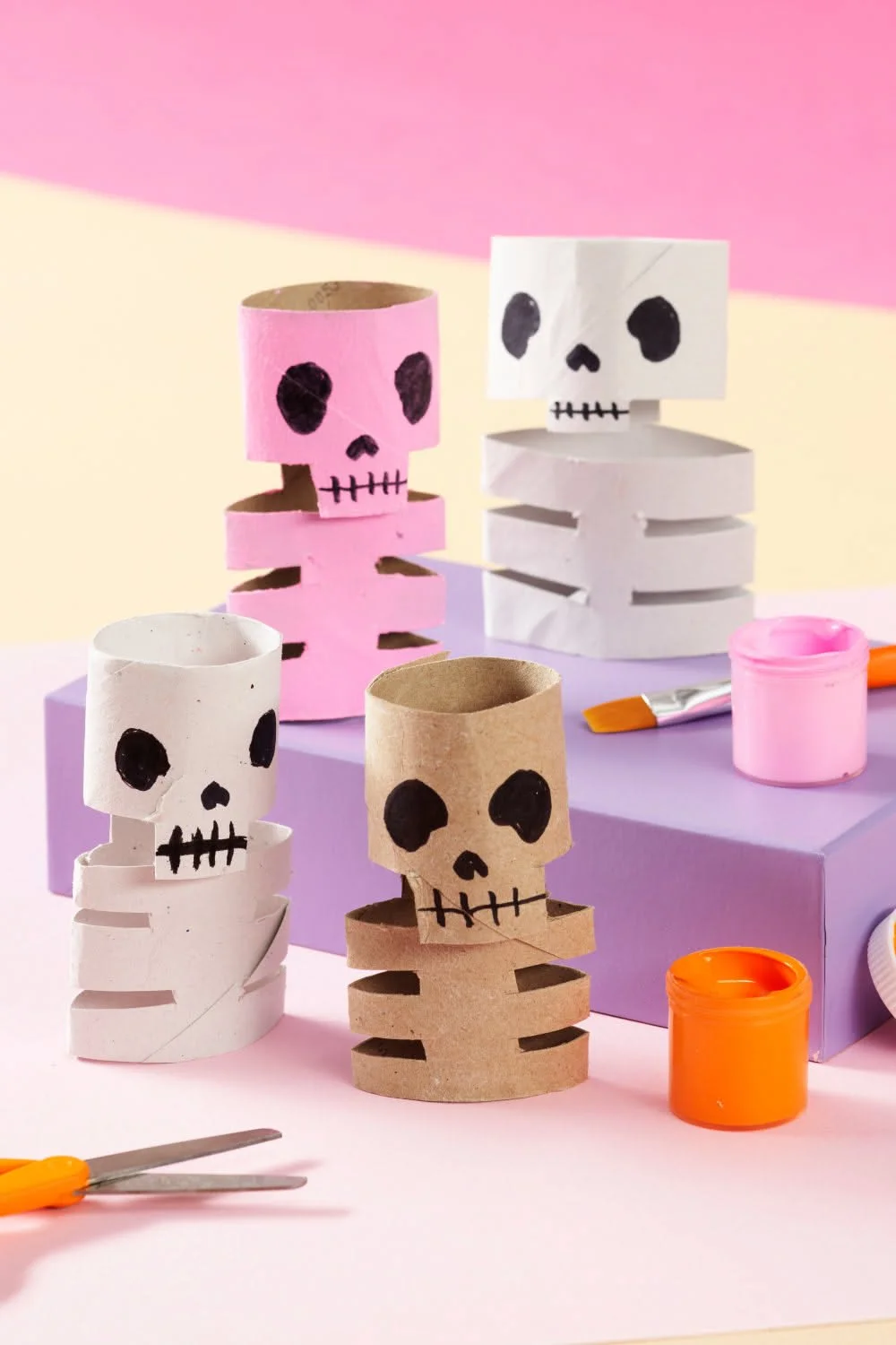 Mache ein Skelett aus Toilettenpapierrollen