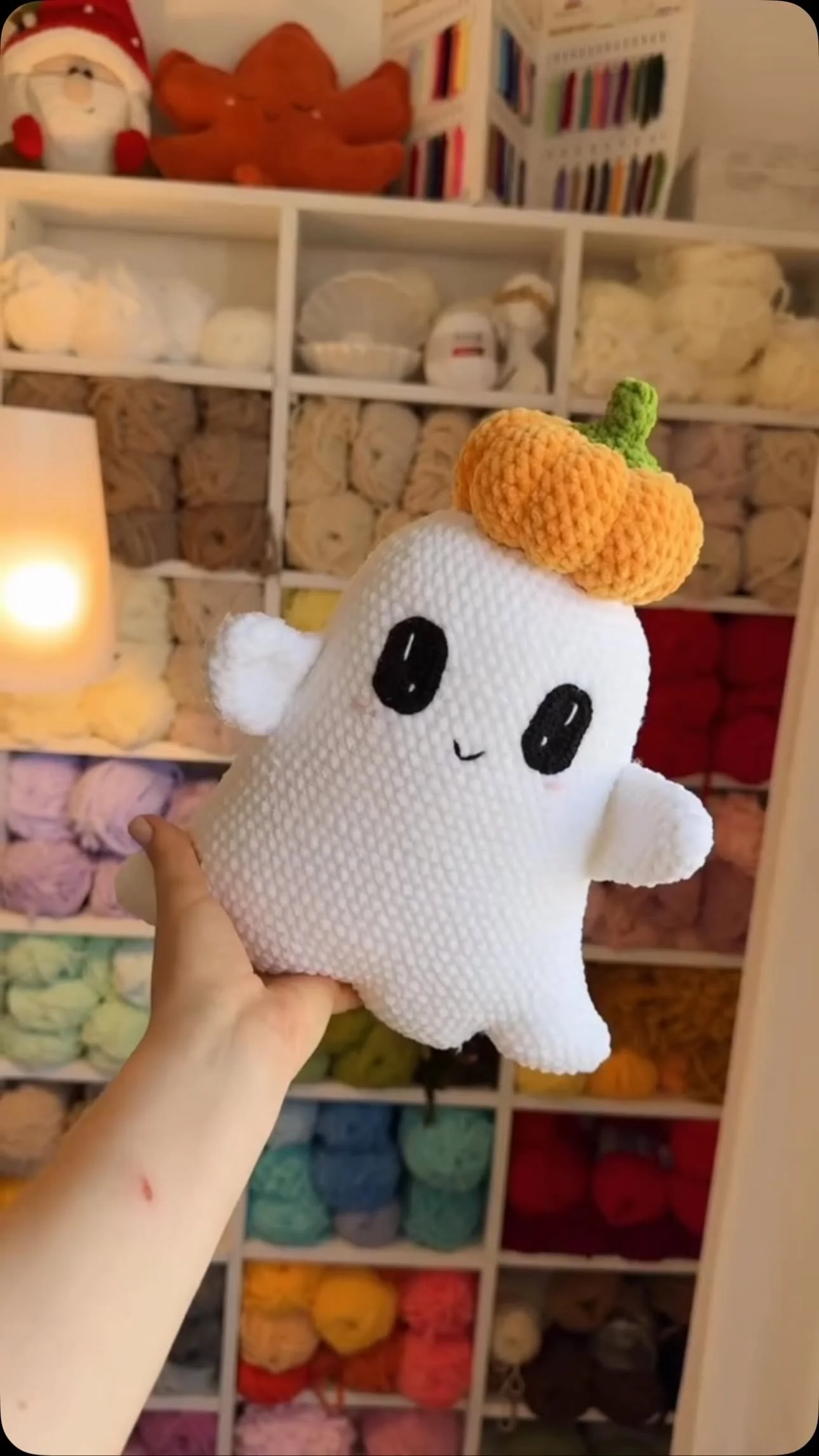 Neues Halloween-Muster in meinem Etsy-Shop verfügbar. Häkle mit mir @mariana_kambur | Häkelgeist mit Kürbis, Geist mit Kürbis, Wie man einen einfachen Geist häkelt