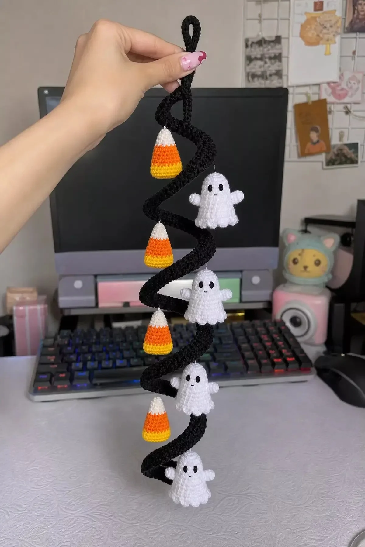 Schwarze Spiral-Halloween-Girlande mit Geistern und Zuckerkornmuster | Mustersucht