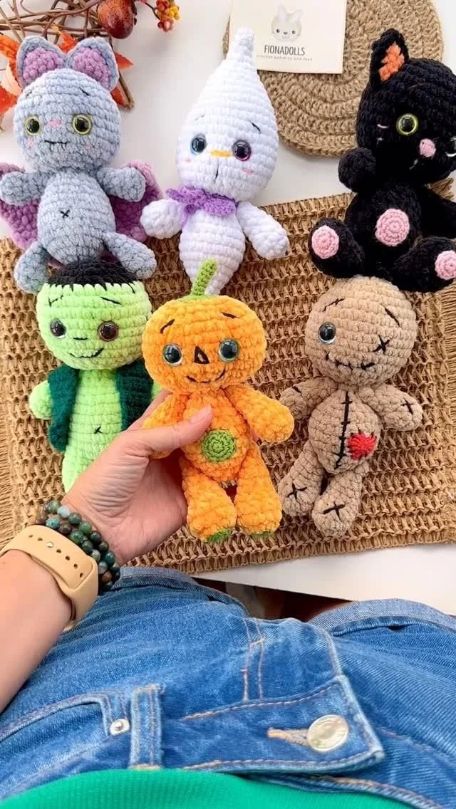 [Video] „Kann mich nicht entscheiden, wer als nächstes in dieser Sammlung kommt? Spinne? 🕷️ Hexe? 🧙‍♀️ Oder eure Vorschläge???   #halloweencrochet #cr…“