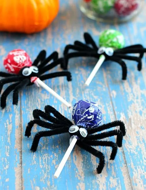 Wie man süße gruselige Spinnen-Lollis für Halloween-Leckereien macht